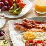 kiedy-najlepiej-jesc-sniadanie-jesli-masz-wysoki-poziom-cholesterolu-opinia.webp.webp